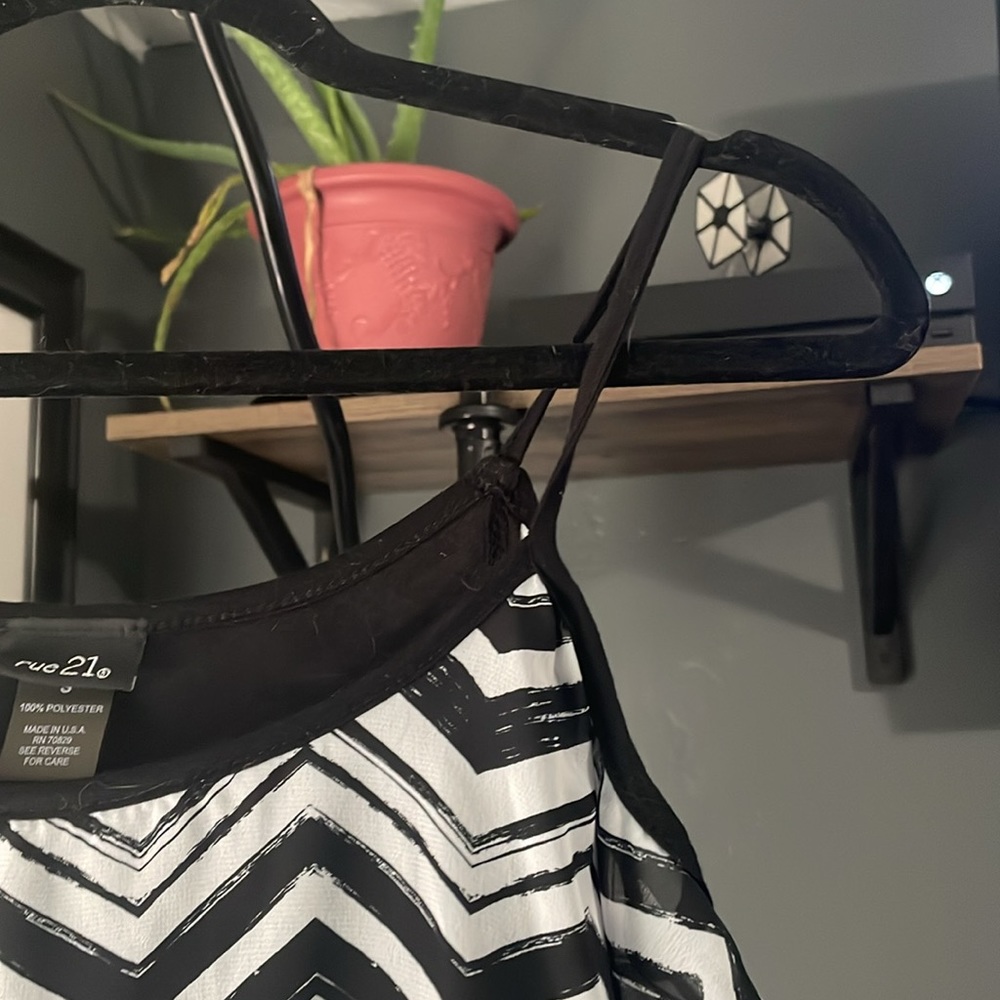 Flowy Pattern Tank Top - Picture 8 of 8